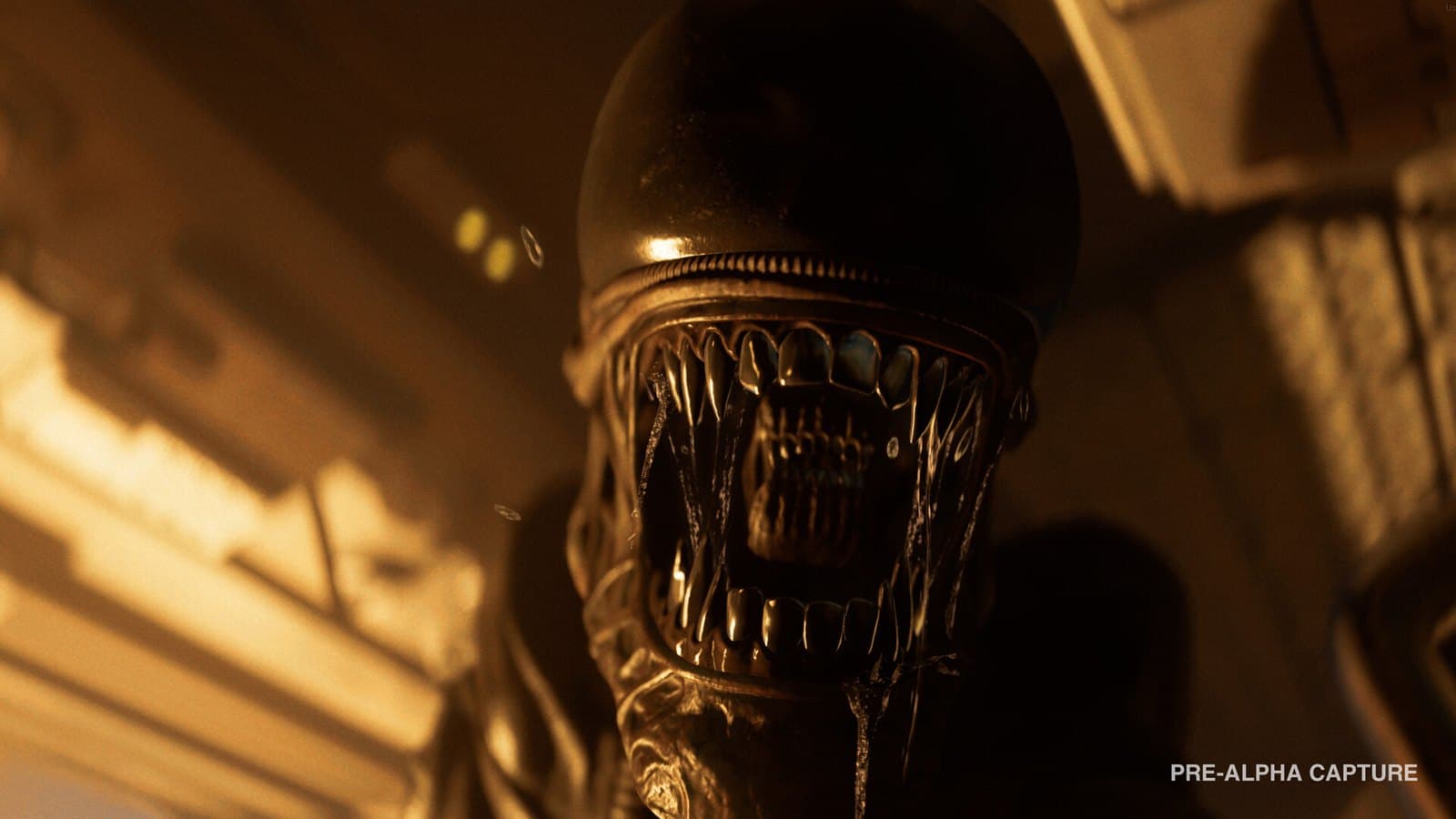 Close do Xenomorfo, com a mandíbula à mostra, num corredor iluminado em tons alaranjados em Alien: Isolation 2