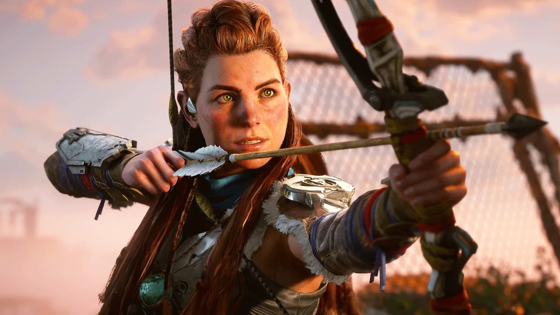 Aloy, protagonista da série Horizon, mirando com o arco em imagem de divulgação, usada na matéria sobre o catálogo do PlayStation Plus de outubro de 2026