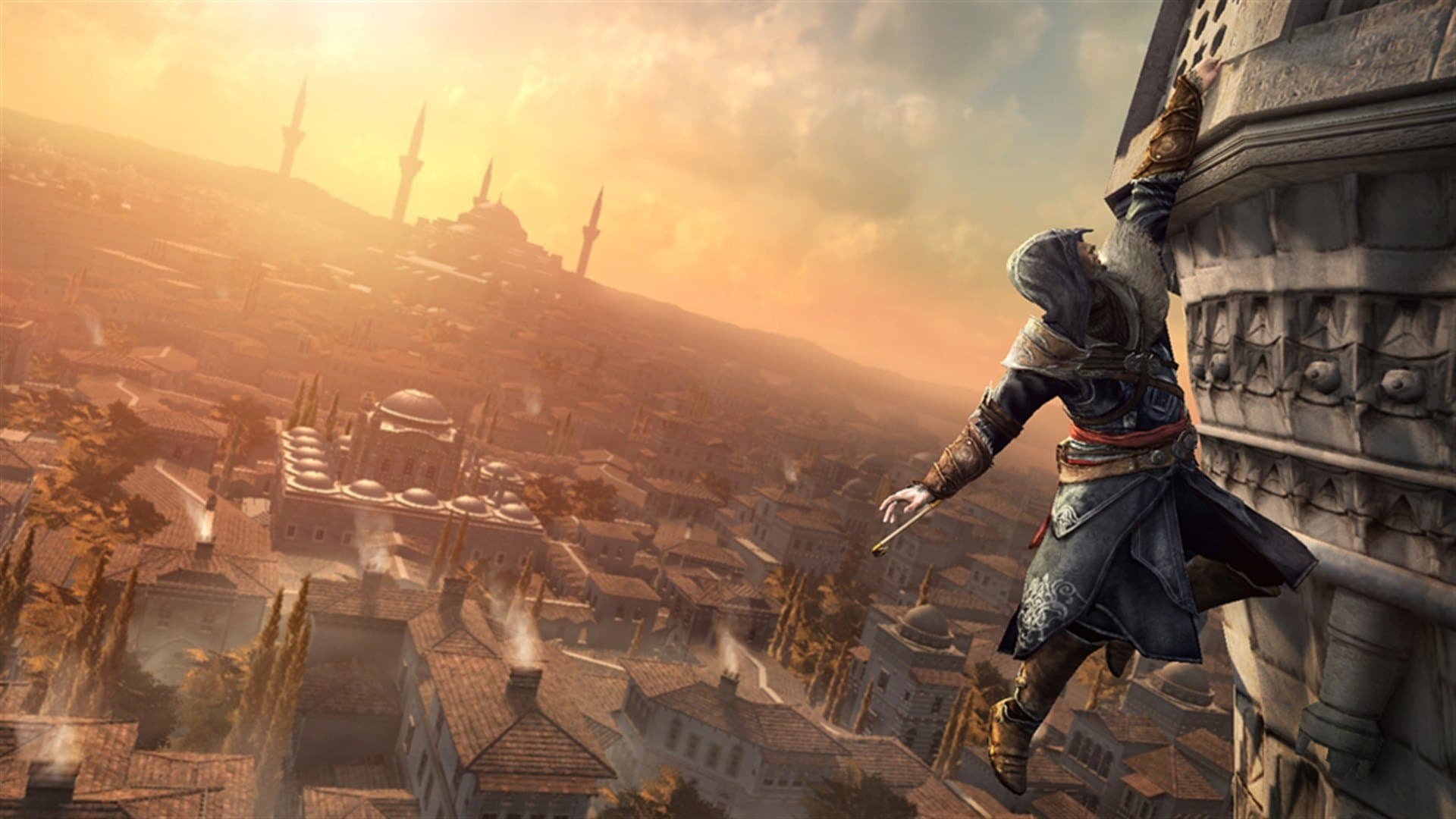 Ezio escala uma torre com a cidade ao pôr do sol. Assassin's Creed Revelations.