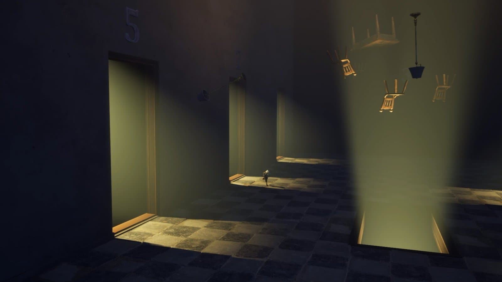 Ayasa atravessa um corredor iluminado por um feixe de luz.