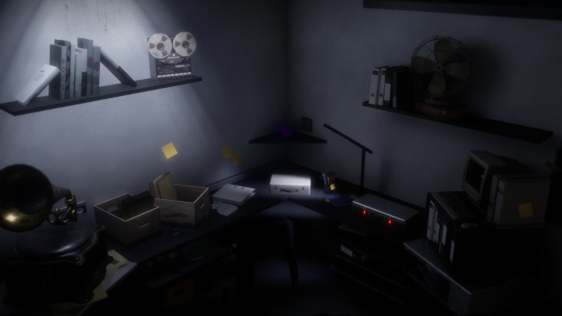 A sala de vigilância de Beyond the Dark: Nightwatch, à luz de uma luminária.