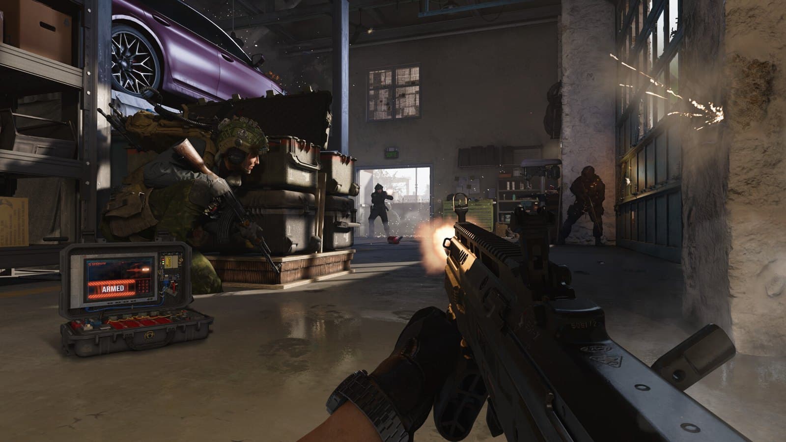 Tiroteio dentro de um galpão no multiplayer de Modern Warfare 4.