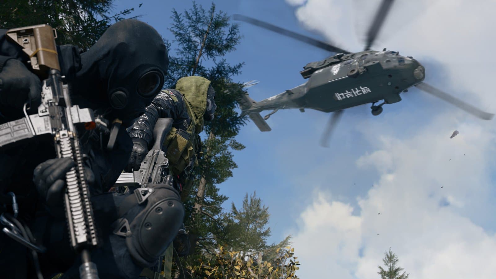 Operador de Modern Warfare 4 mira enquanto um helicóptero sobrevoa a floresta