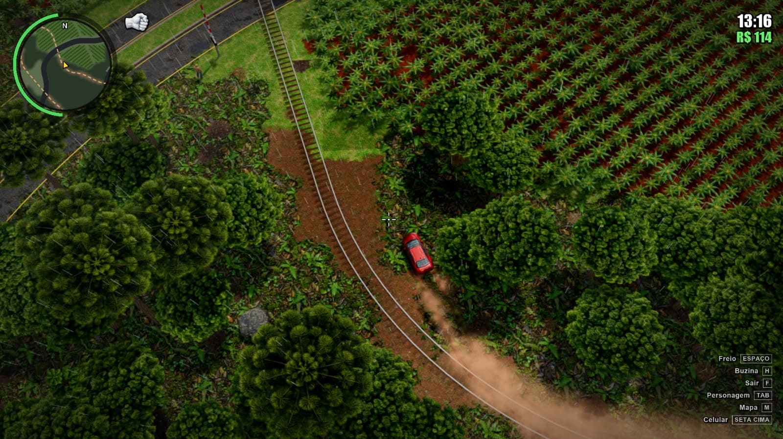 Estrada de terra ao lado da linha do trem, entre araucárias e plantações, debaixo de chuva. Captura feita pelo Acerto Games.