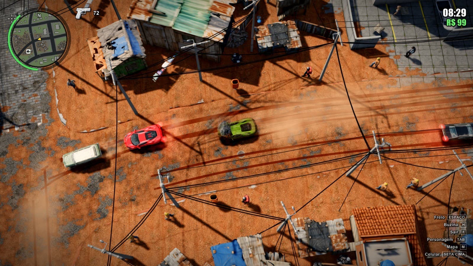 Perseguição pelas ruas de terra da favela, com fiação exposta e barracos de lona. Captura feita pelo Acerto Games.