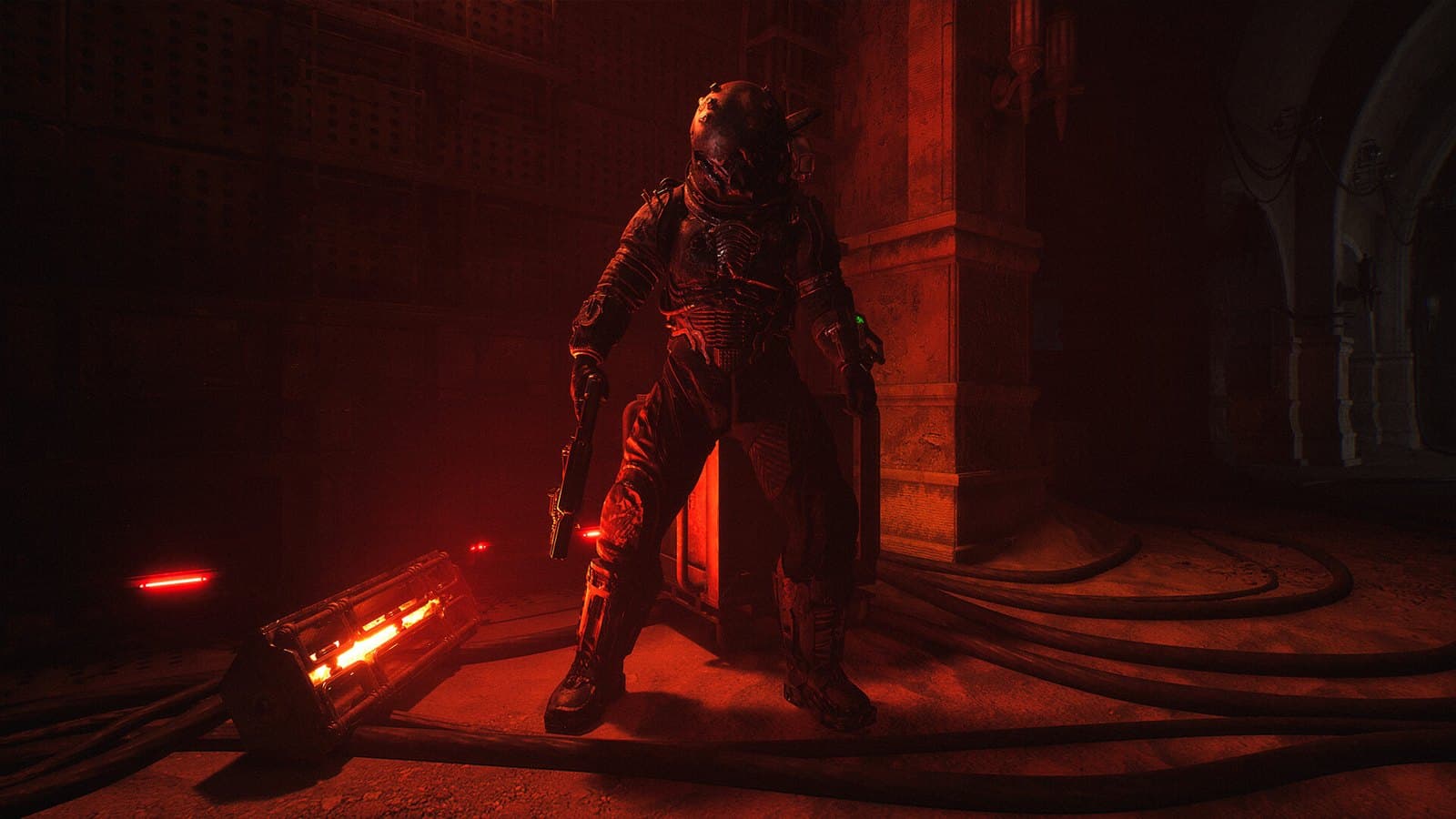O Guardião, de armadura e pistola, num corredor iluminado em vermelho em Cronos: Lazarus