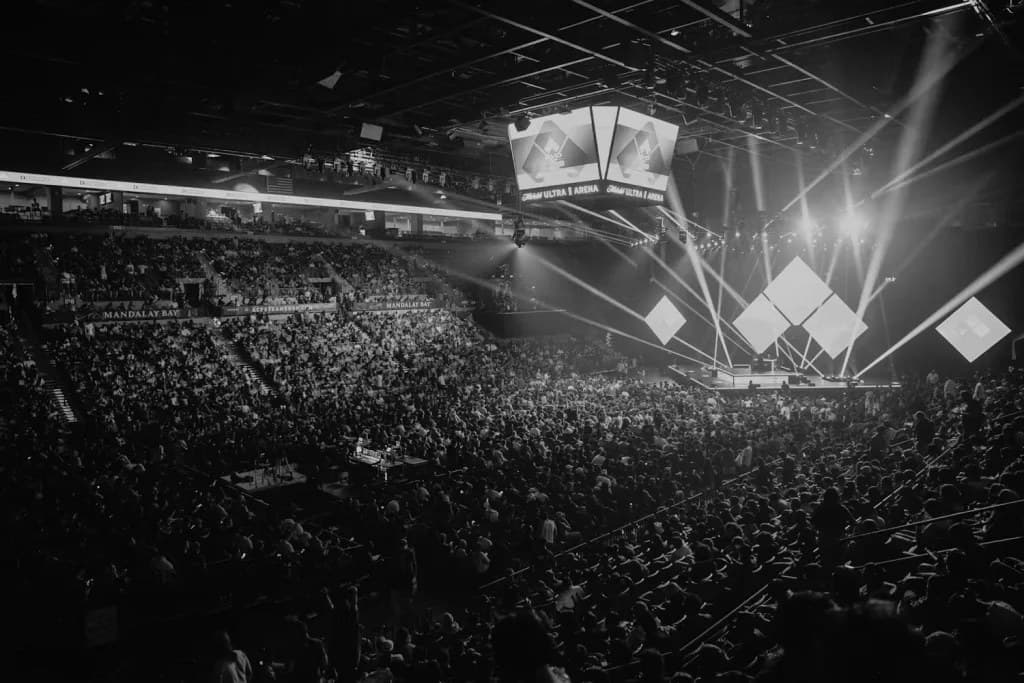 A arena de uma edição da Evo, com o público diante do palco principal.