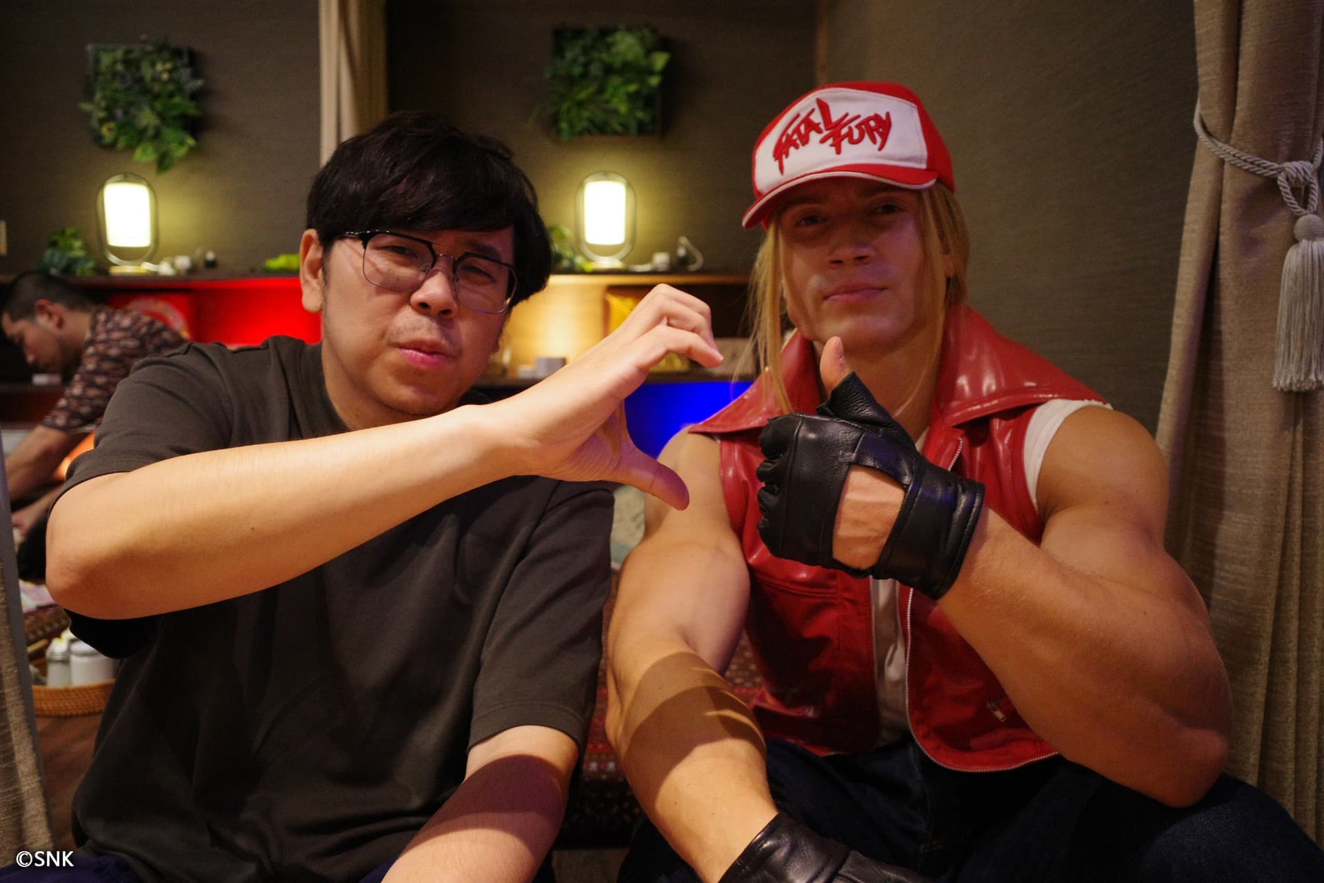 Wild Wolf, caracterizado como Terry Bogard, nos bastidores da gravação.