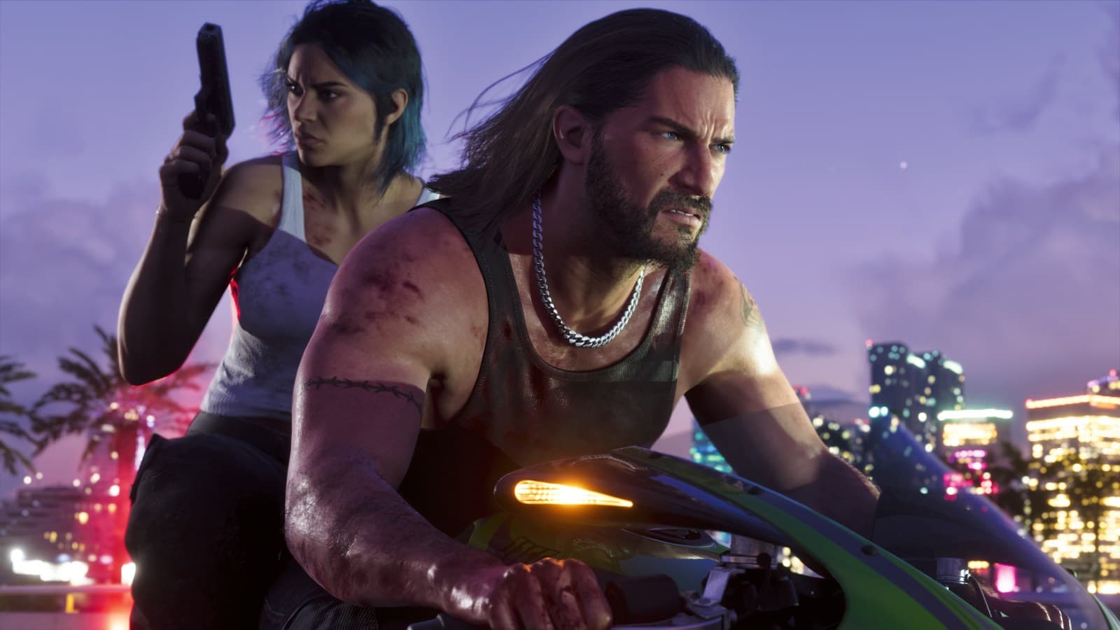 Jason pilota uma moto com Lucia na garupa, armada, em fuga pela noite de Vice City.