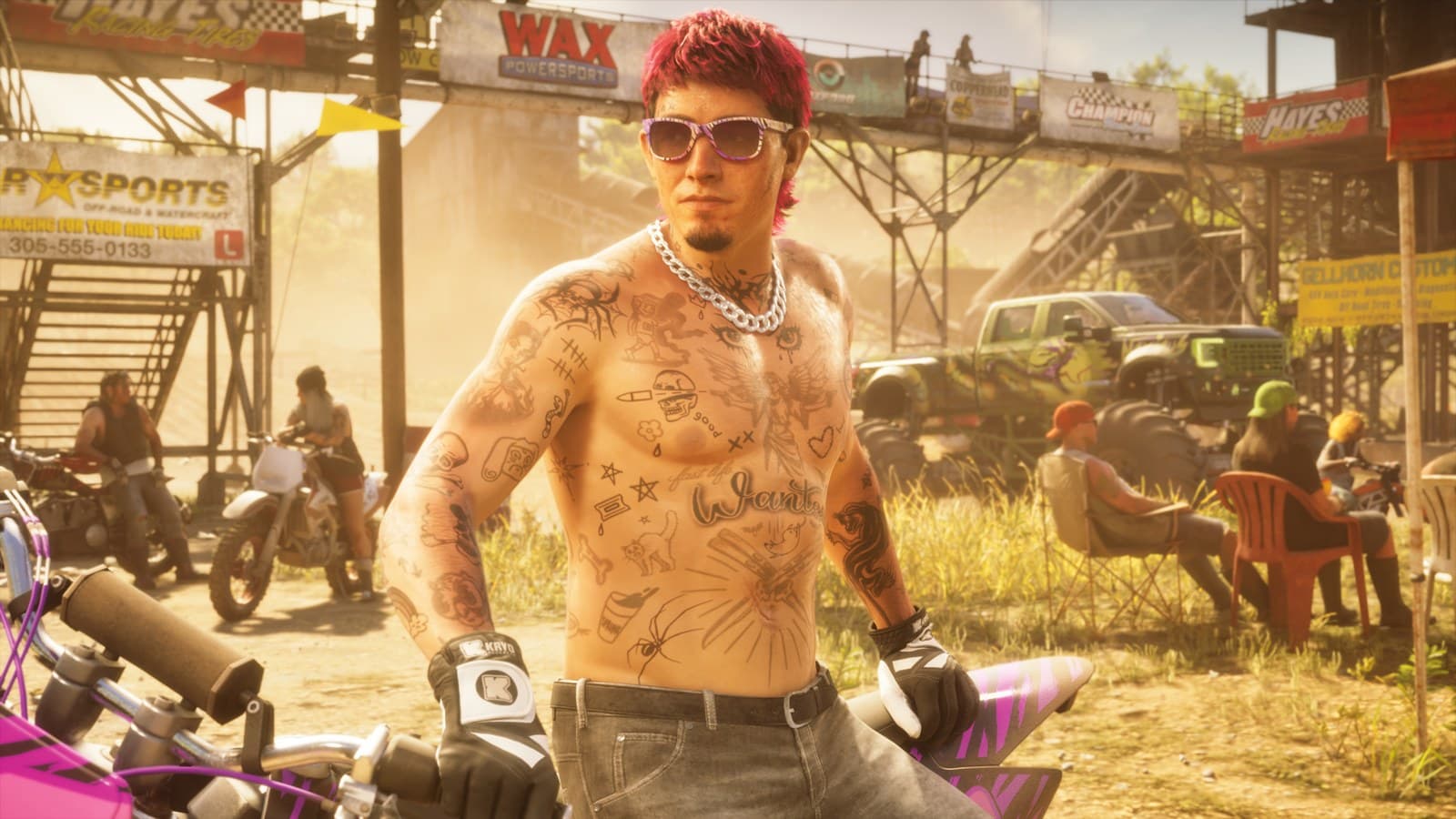 Um personagem de cabelo vermelho e corpo tatuado posa numa pista de motocross.