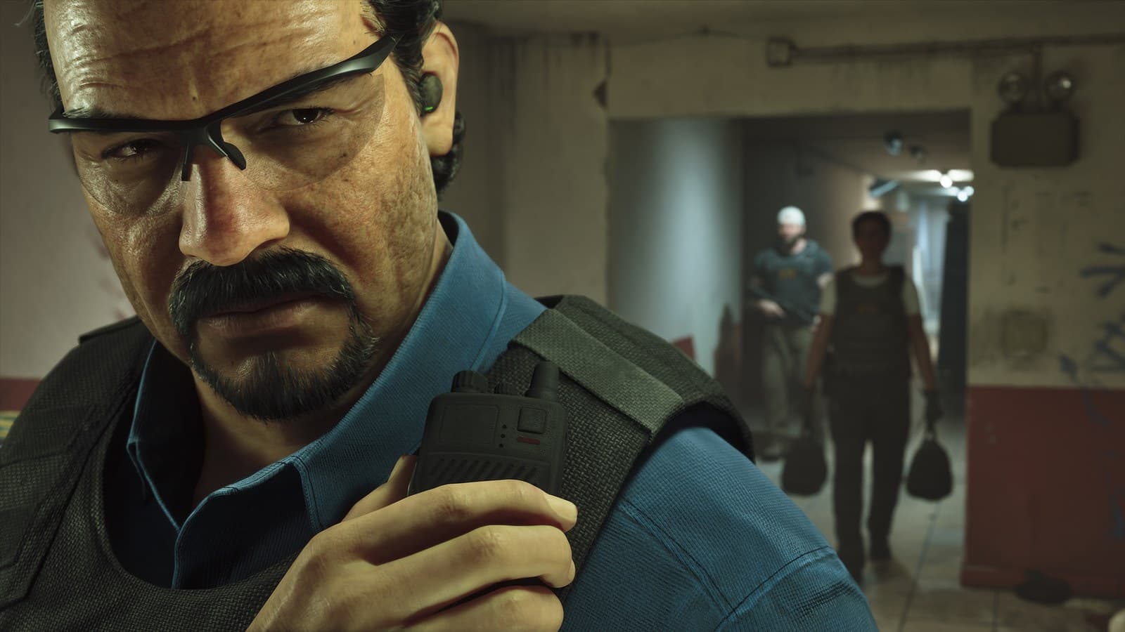 Méndez, policial de Vice City, em close durante uma operação.