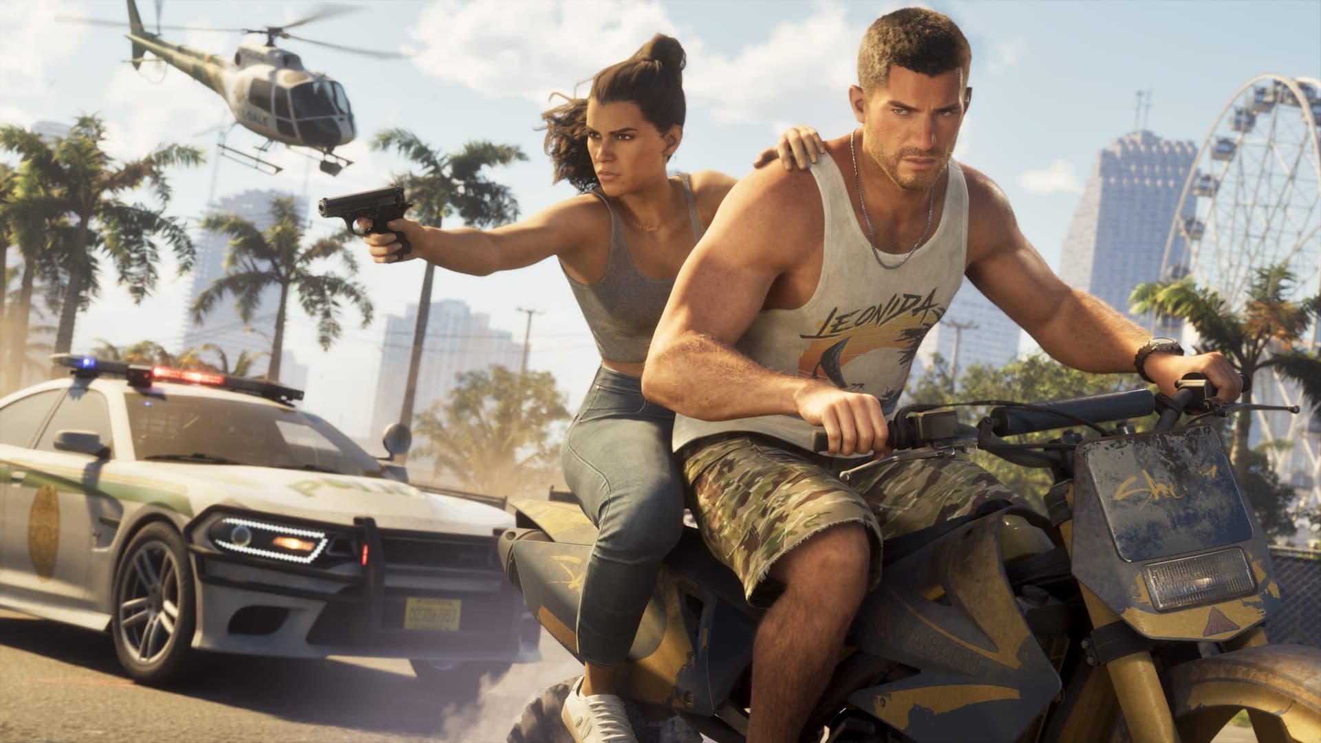Jason pilota uma moto com Lucia na garupa apontando uma pistola, perseguidos por uma viatura e um helicóptero em Vice City
