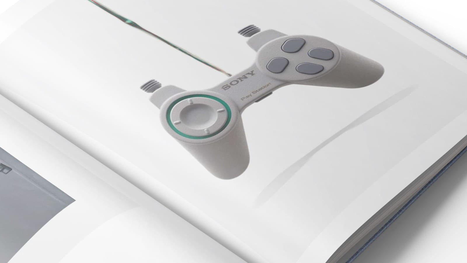 Página do livro PlayStation: The First 30 Years com um protótipo branco de controle