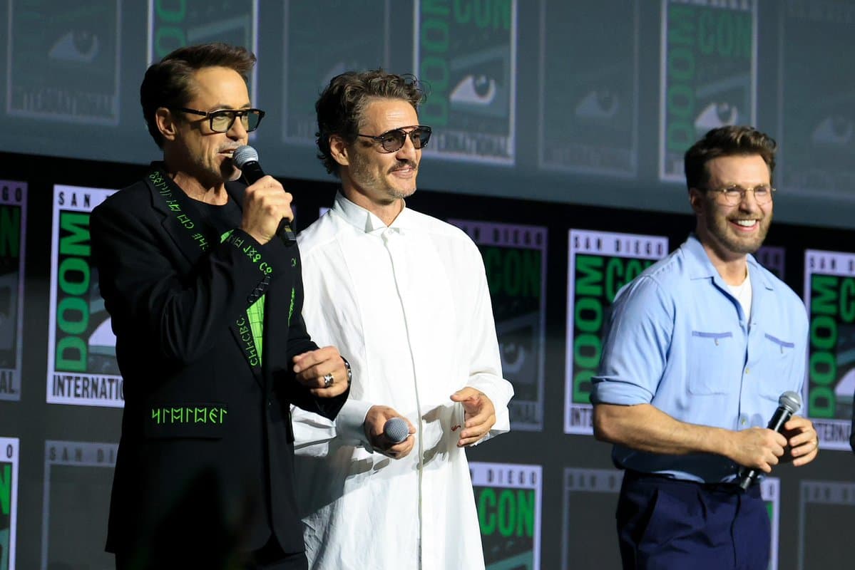 Robert Downey Jr., Pedro Pascal e Chris Evans no painel de Avengers: Doomsday. Jesse Grant/Getty Images for Disney