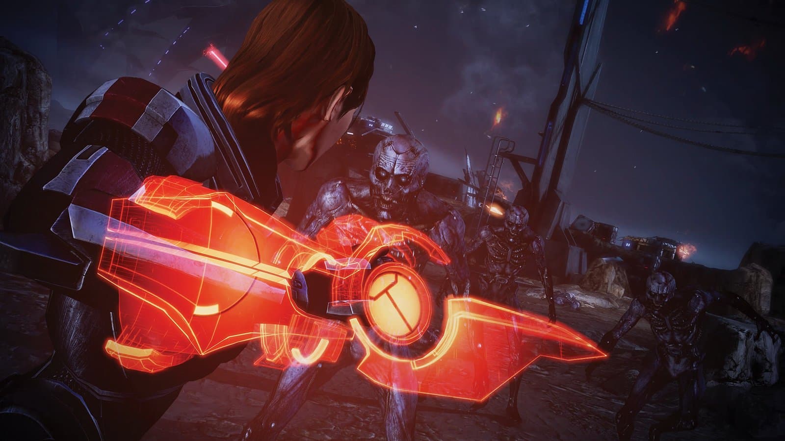 Comandante Shepard com a armadura N7 em combate em Mass Effect Legendary Edition