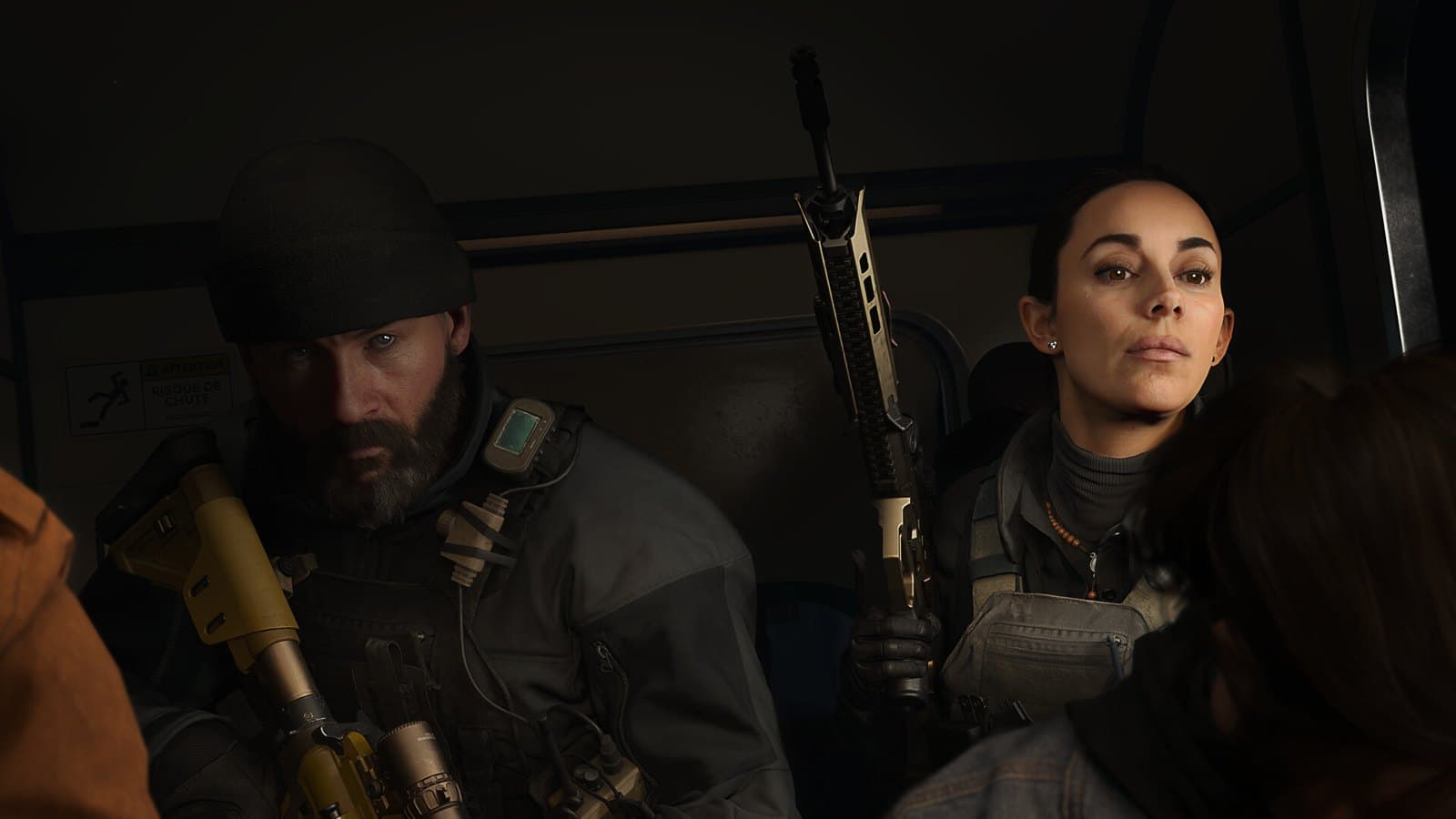 Capitão Price e uma integrante da equipe sentados no interior escuro de um veículo militar na campanha de Call of Duty: Modern Warfare 4