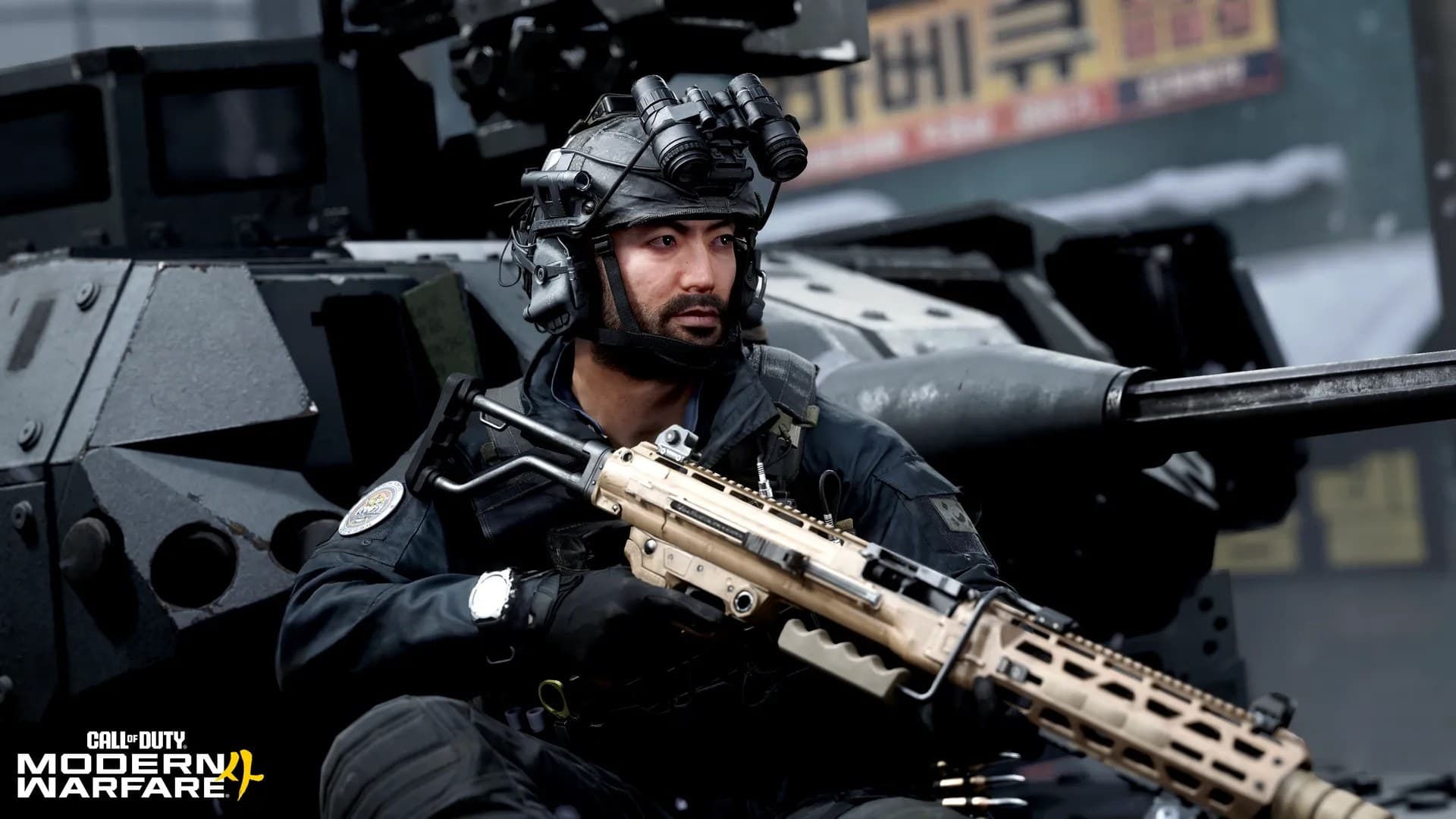 Operador de Modern Warfare 4 com metralhadora ao lado de um blindado numa rua coreana