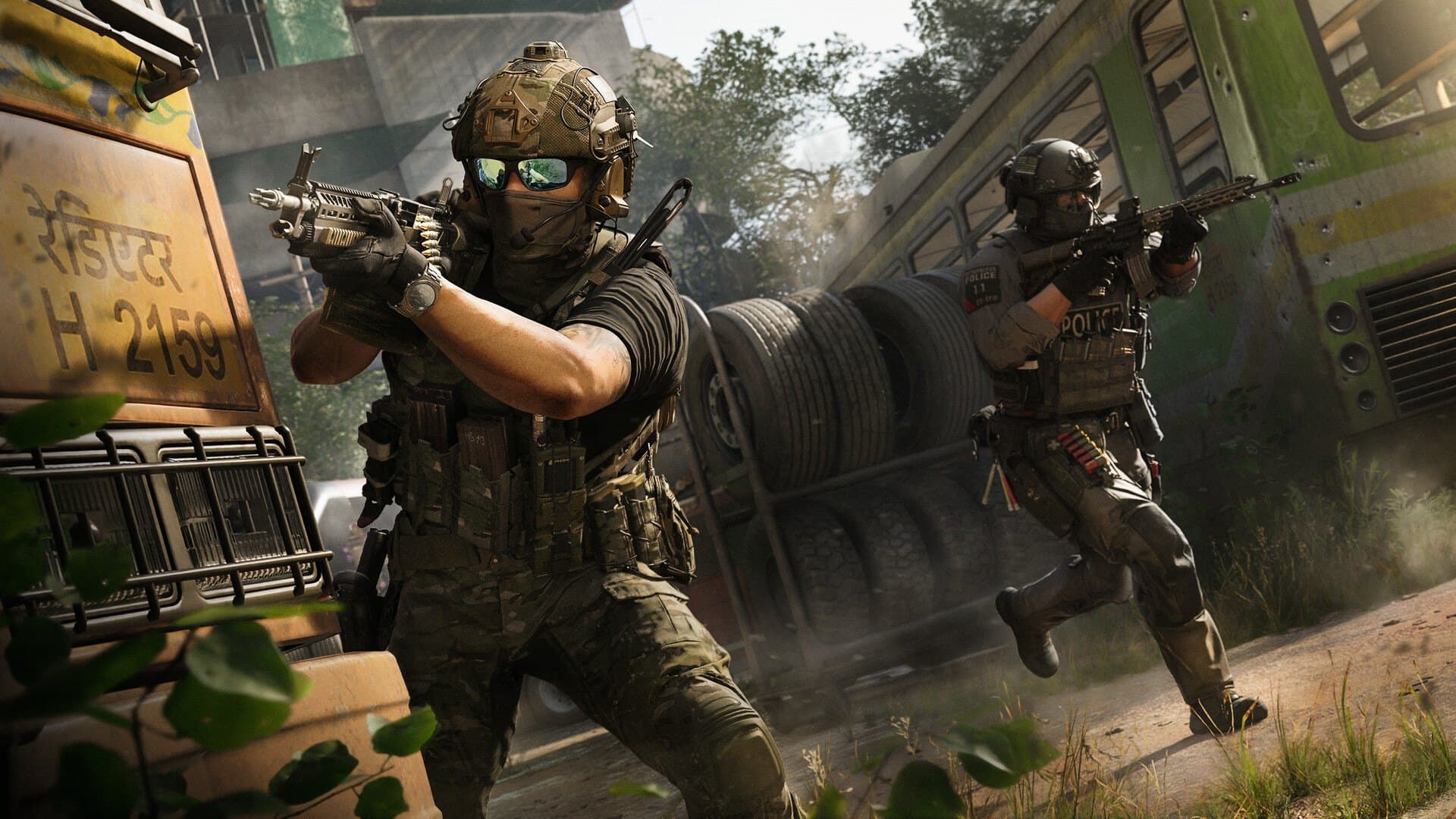 Esquadrão avança armado entre pneus e um ônibus abandonado em Call of Duty: Modern Warfare 4