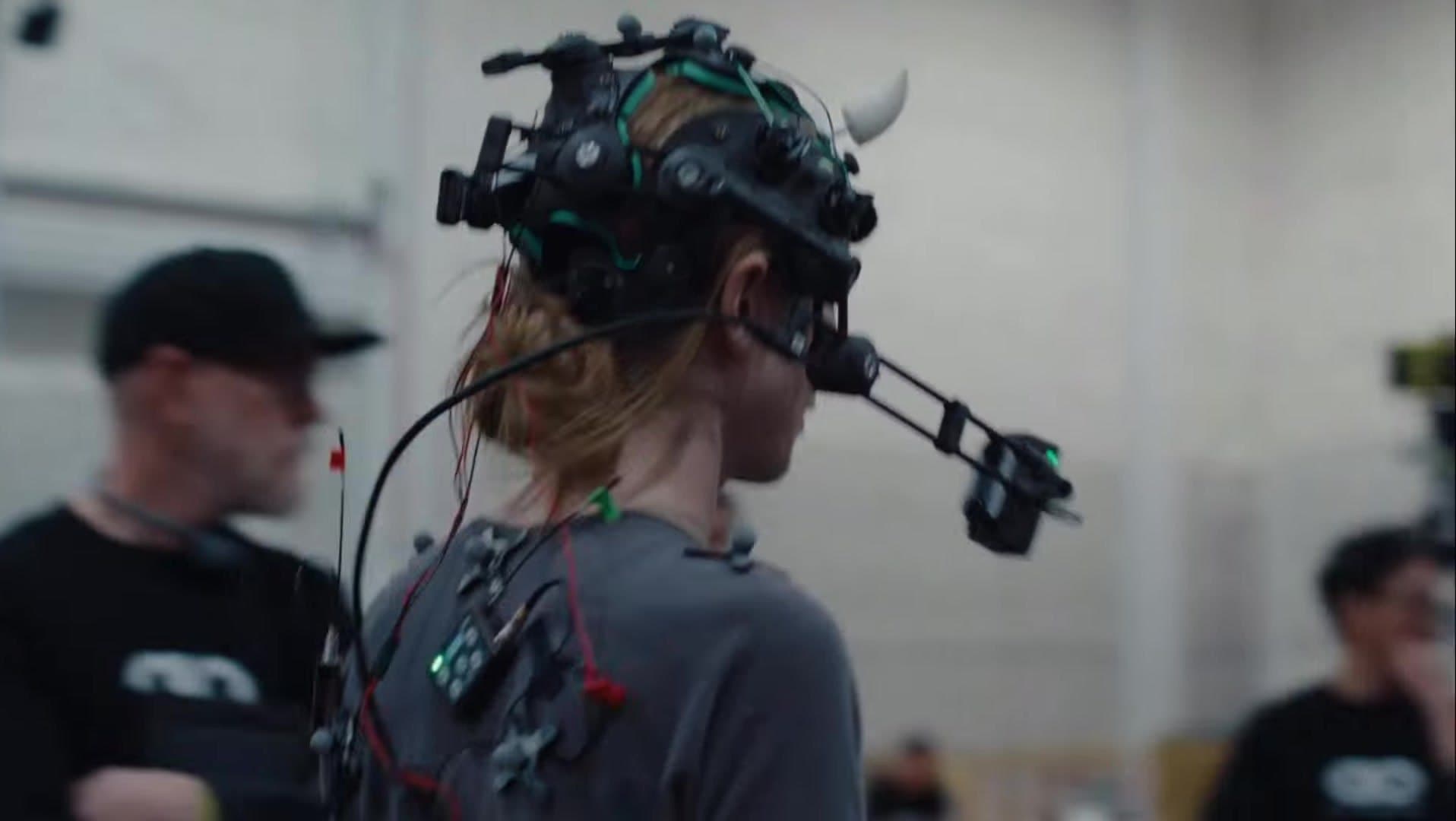 Atriz com equipamento de captura facial no set de OD - Knock.