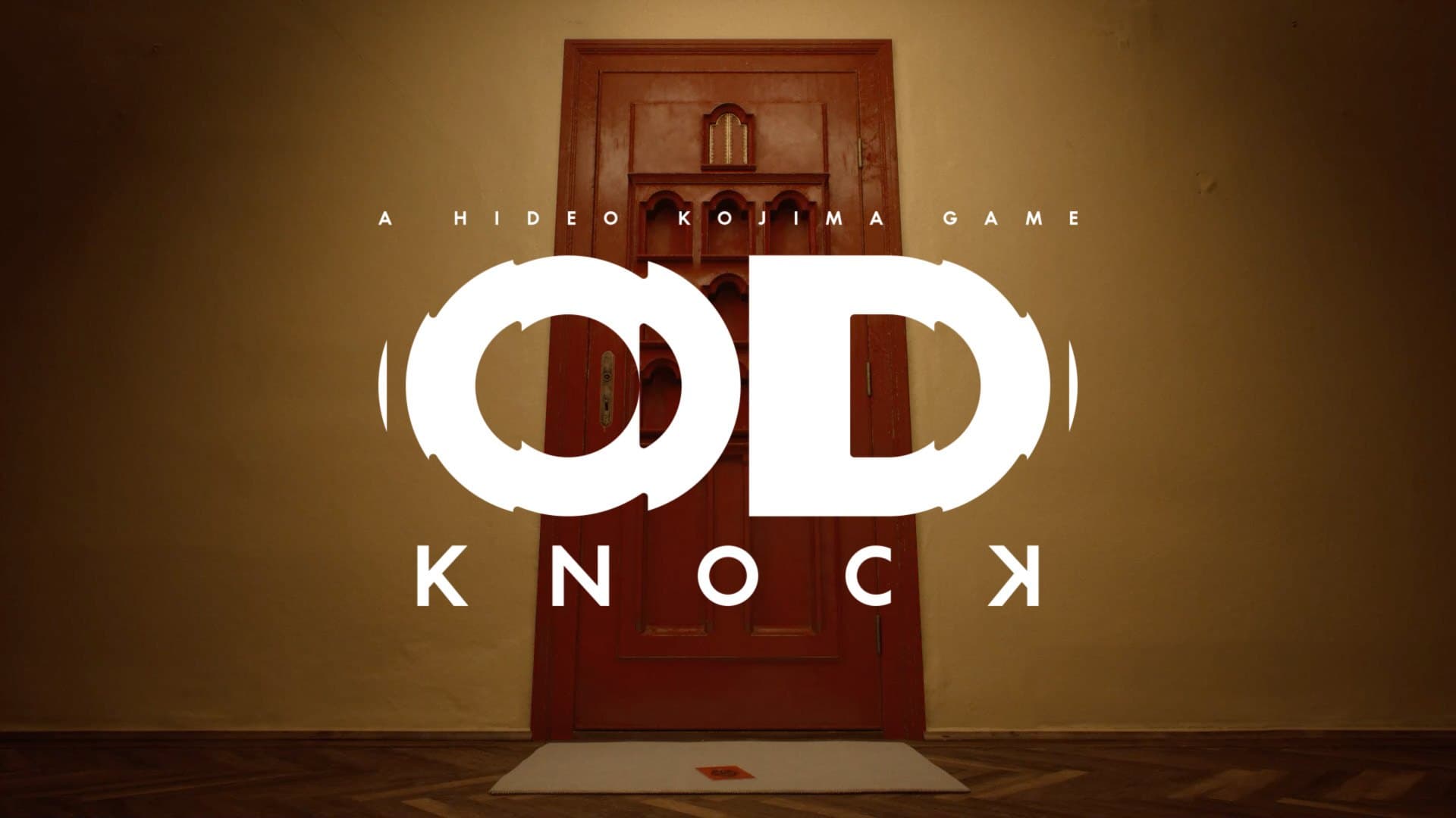 Logo de OD - Knock diante de uma porta de madeira vermelha num corredor iluminado em tom âmbar