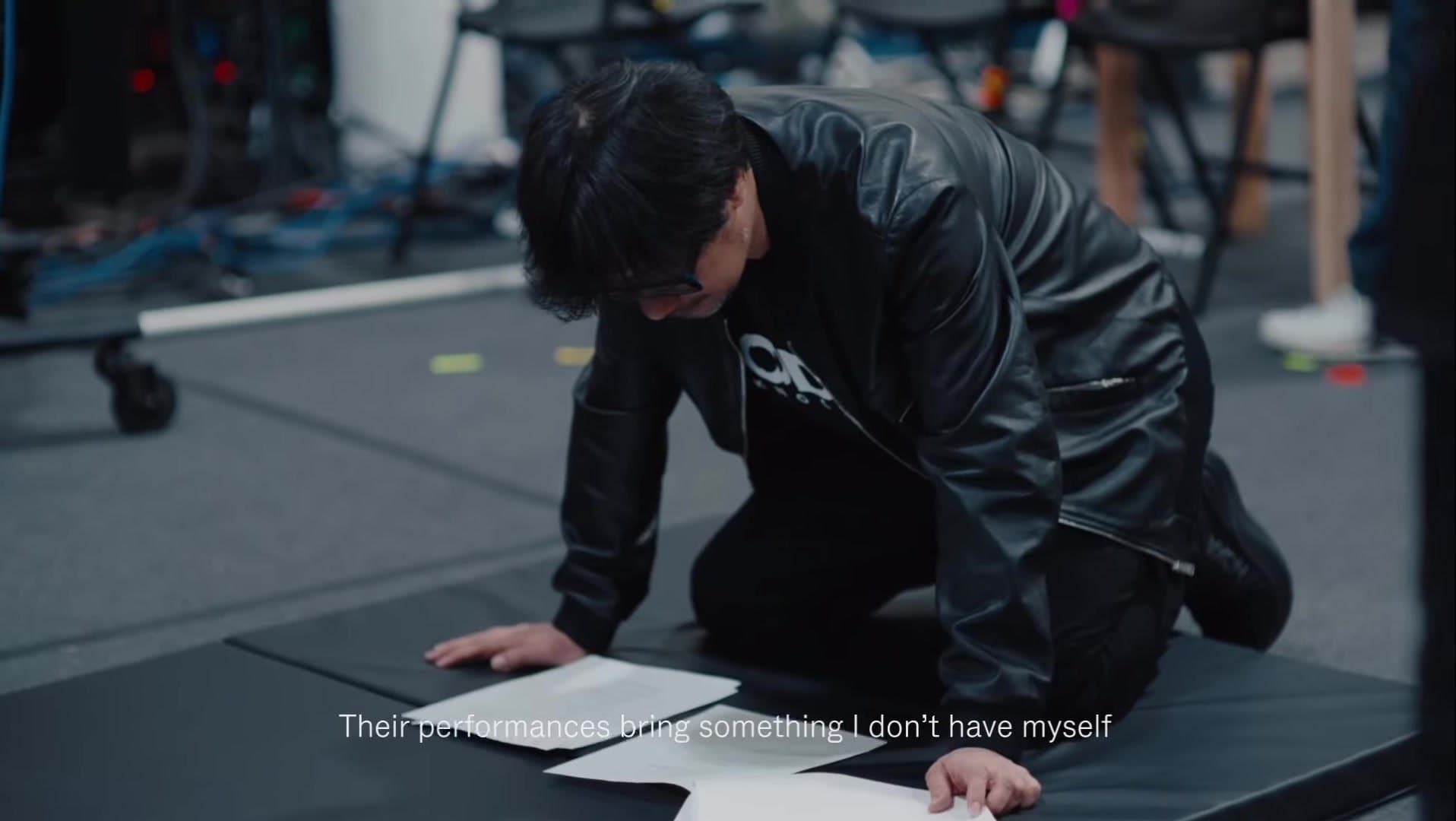 Kojima confere o roteiro no chão do estúdio de captura.
