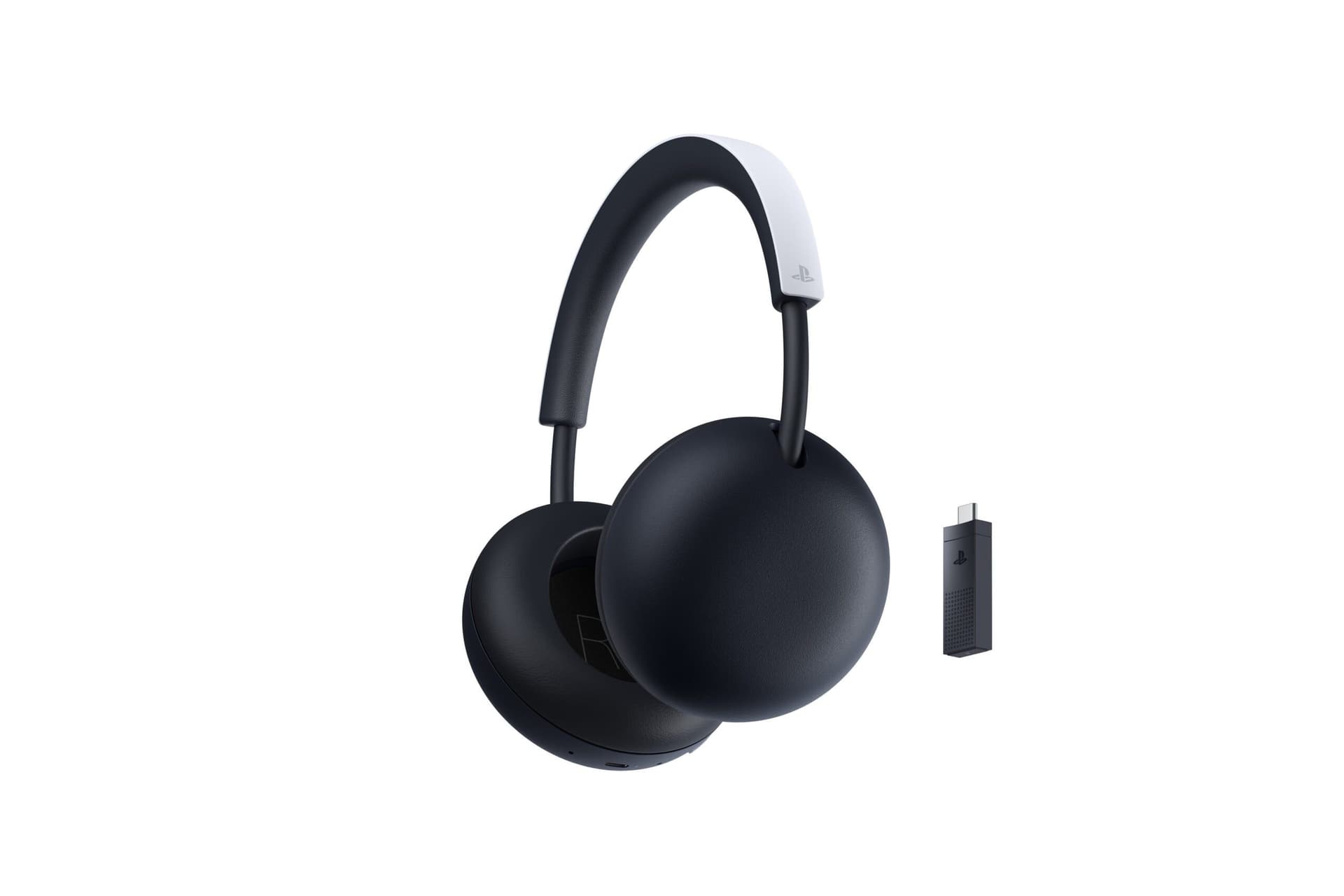 O PlayStation Pulse branco ao lado do adaptador USB-C do PlayStation Link.