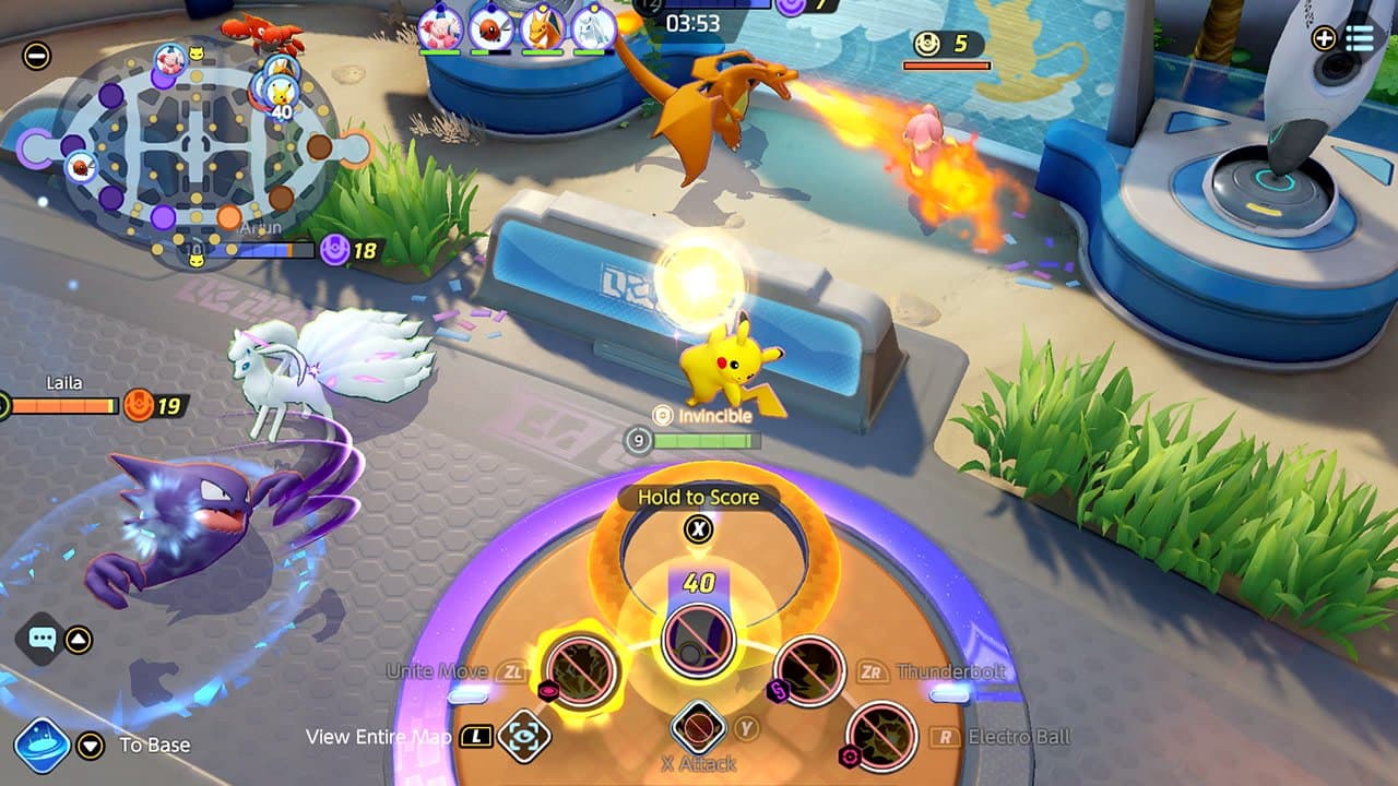 Pikachu prestes a marcar pontos numa partida de Pokémon UNITE no Switch.