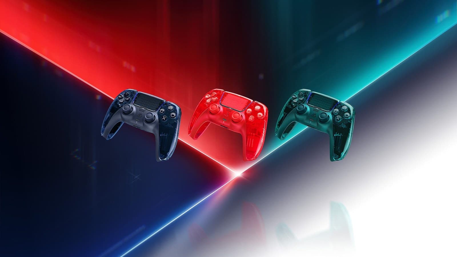 Três controles DualSense transparentes, nas cores cinza, laranja e verde, sobre um fundo com feixes de luz vermelha e azul