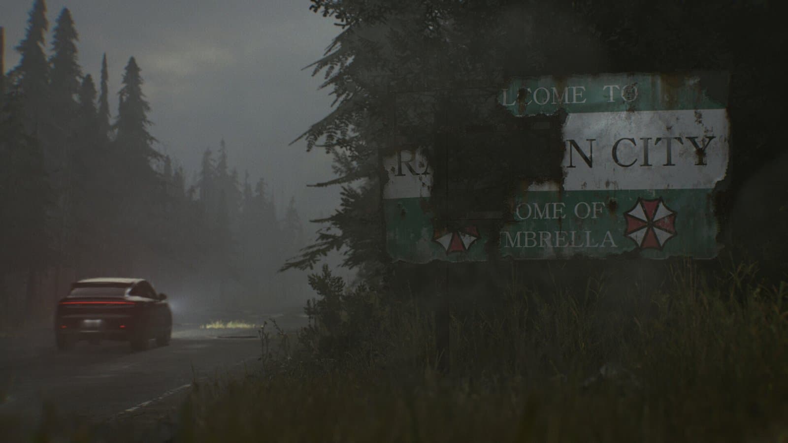Carro passa por estrada na floresta ao lado da placa desgastada de boas-vindas a Raccoon City, com o logo da Umbrella, em Resident Evil Requiem