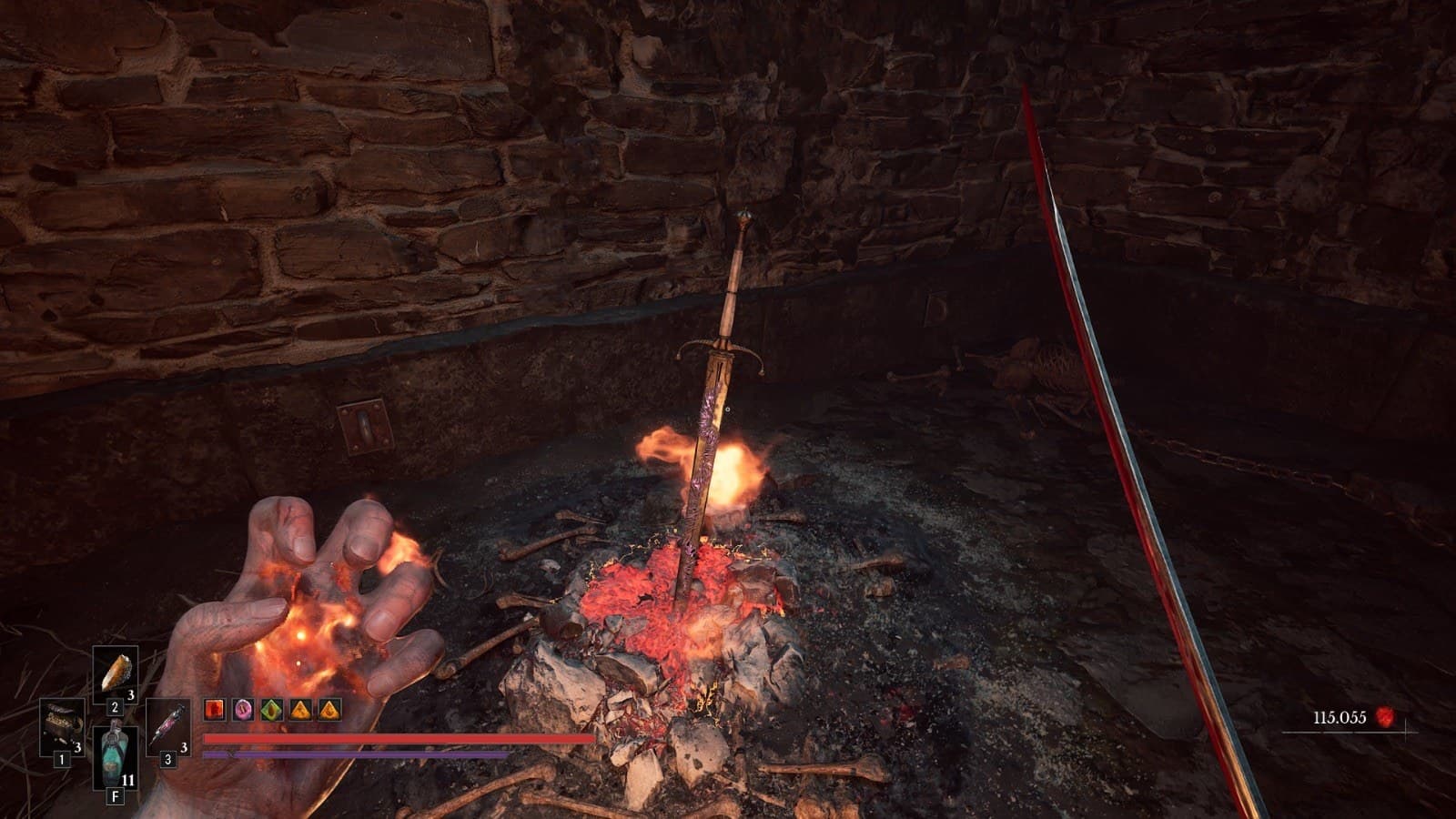 A espada cravada na fogueira da fortaleza, uma referência direta a Dark Souls. Captura feita pelo Acerto Games no PC.