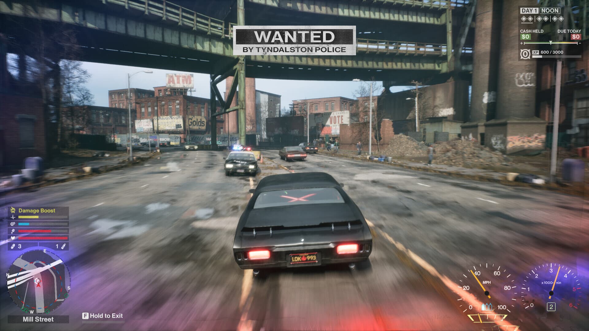 Perseguição policial em Samson: A Tyndalston Story, com o muscle car preto do protagonista sob os trilhos elevados de Tyndalston