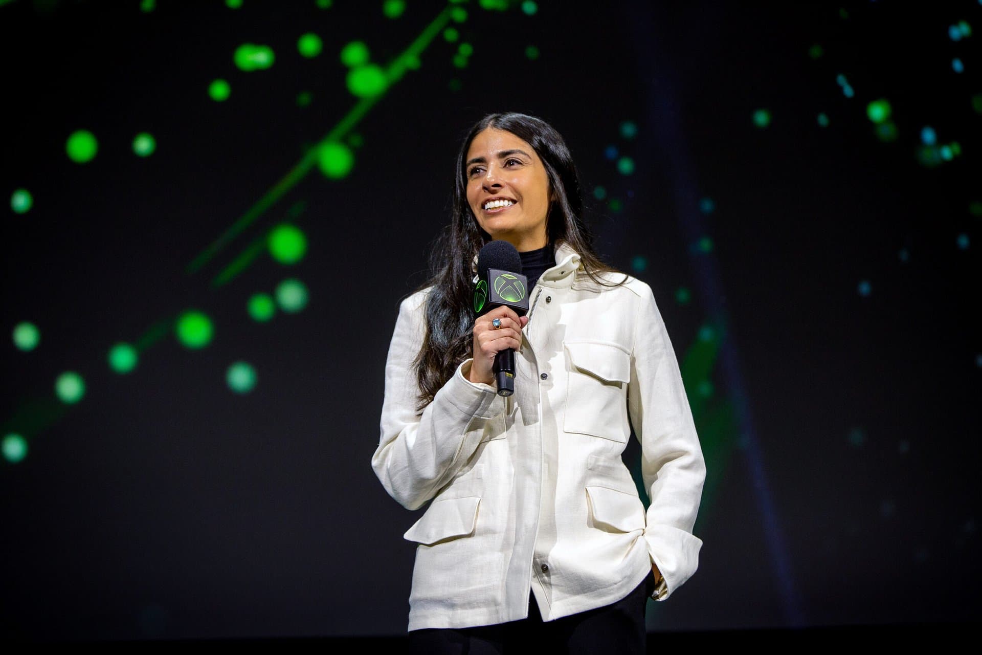 Asha Sharma, presidente do Xbox, no palco; ela anunciou a saída da diretora de operações Helen Chiang