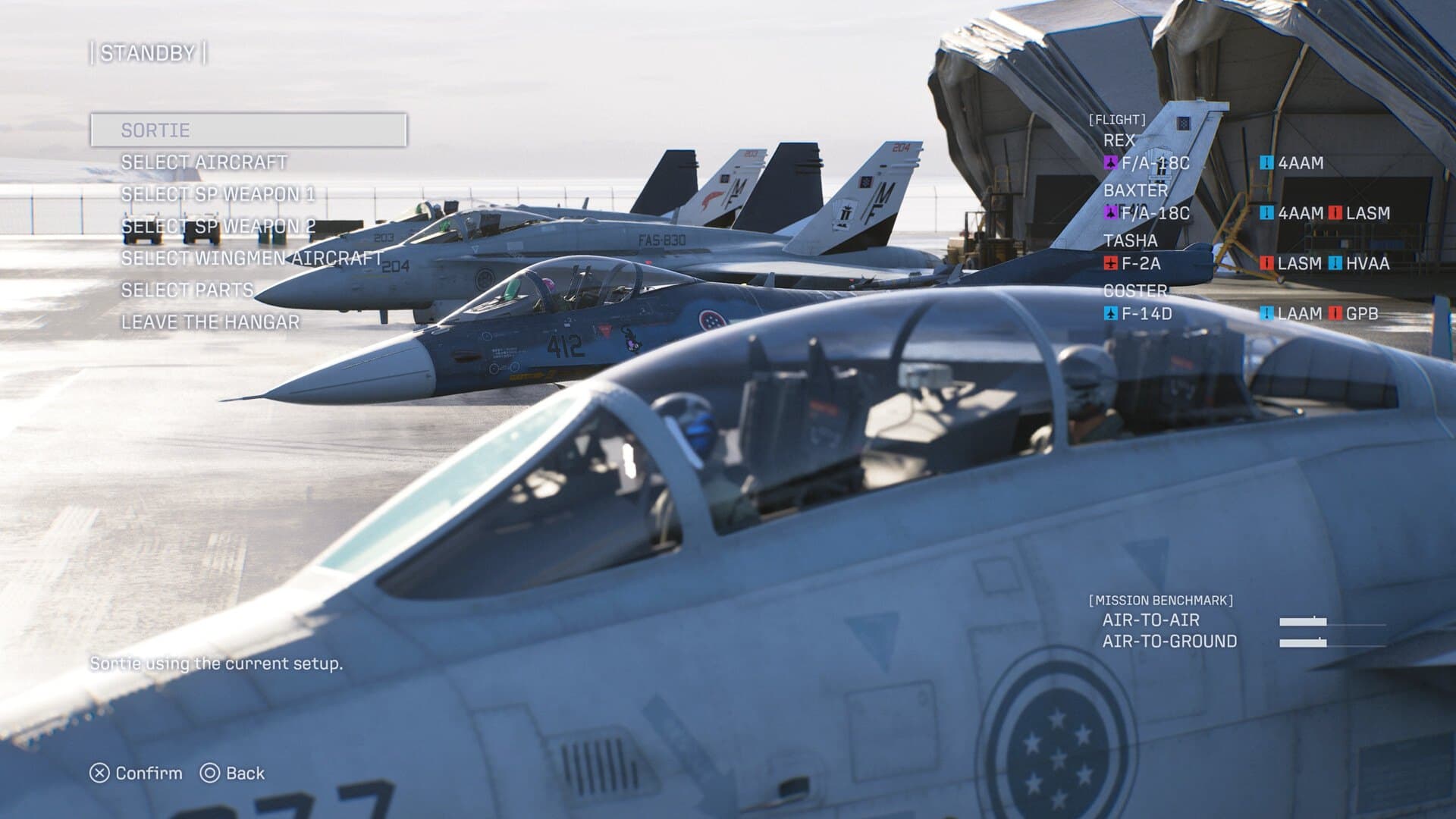 Caças enfileirados no hangar com o menu de seleção de aeronaves de Ace Combat 8: Wings of Theve