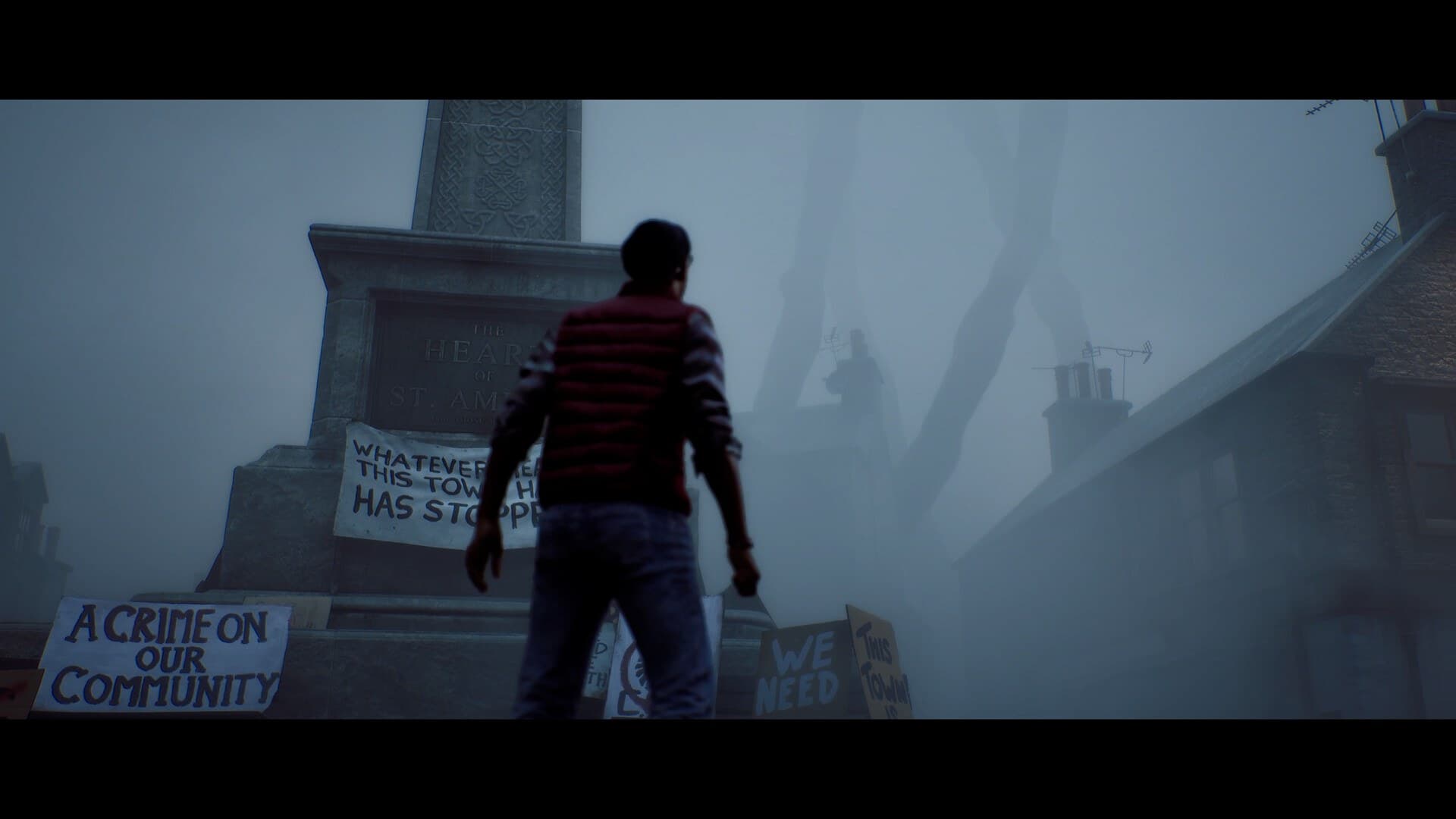 O protagonista de Silent Hill: Townfall diante de um monumento na névoa.