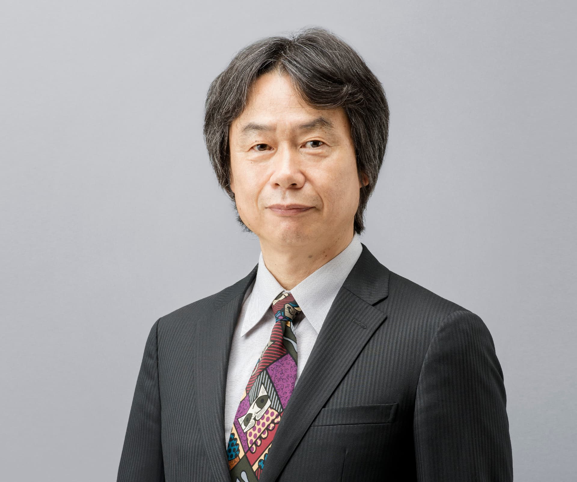Retrato oficial de Shigeru Miyamoto, criador de Mario e Zelda, condecorado com a Ordem da Cultura do Japão em 2026