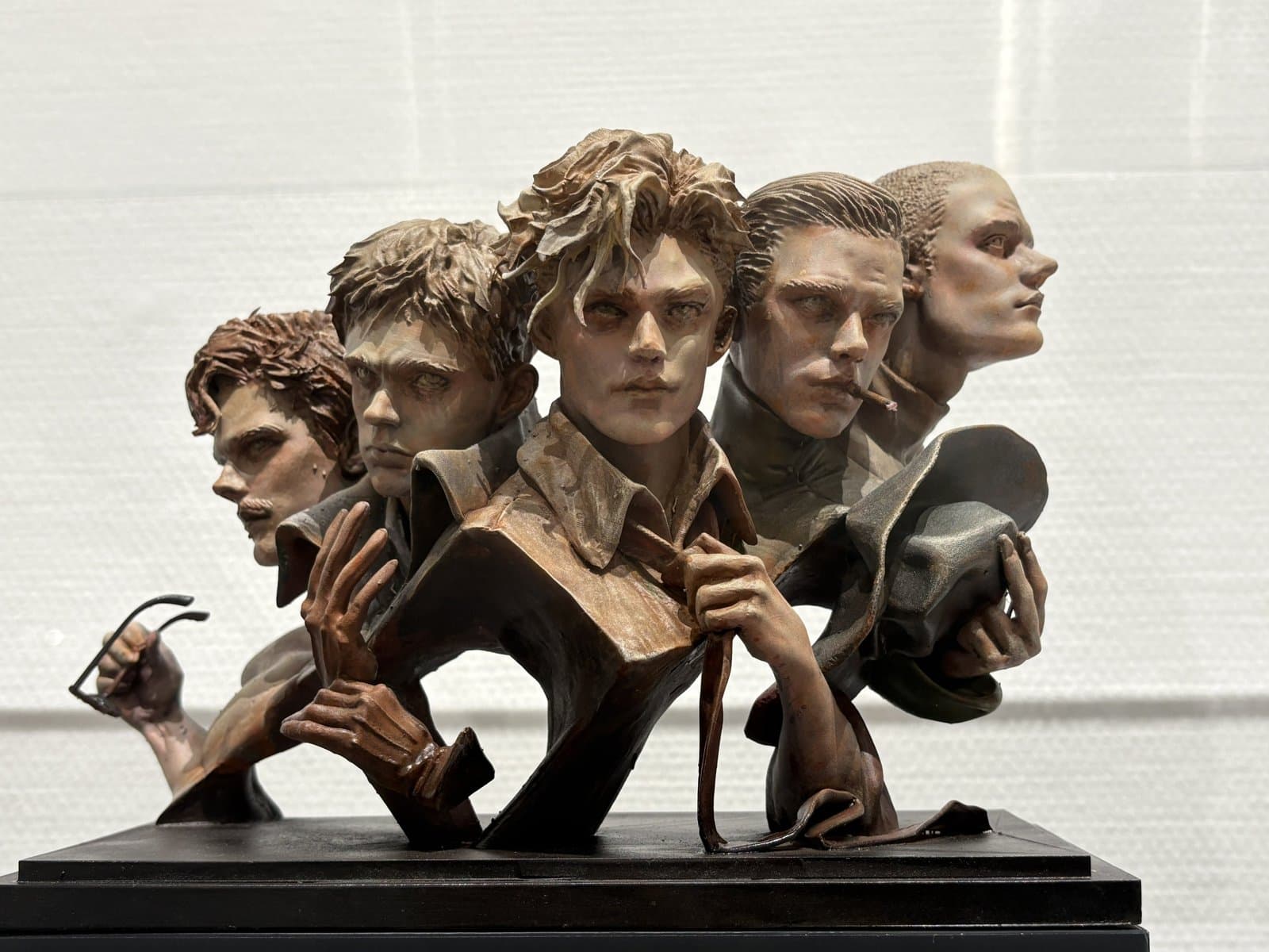 Escultura com cinco bustos de Bill Skarsgård, cada um com um gesto diferente, na exposição da Kojima Productions em Tóquio