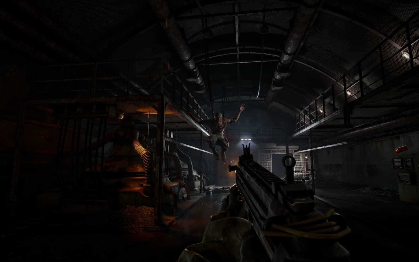 Combate contra um mutante num túnel industrial em STALKER 2, em captura da expansão Cost of Hope