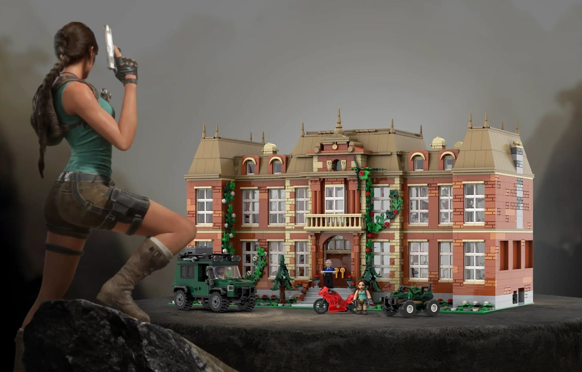 Lara Croft agachada sobre uma rocha diante do conjunto de blocos de montar da Mansão Croft, com jipe, moto e quadriciclo
