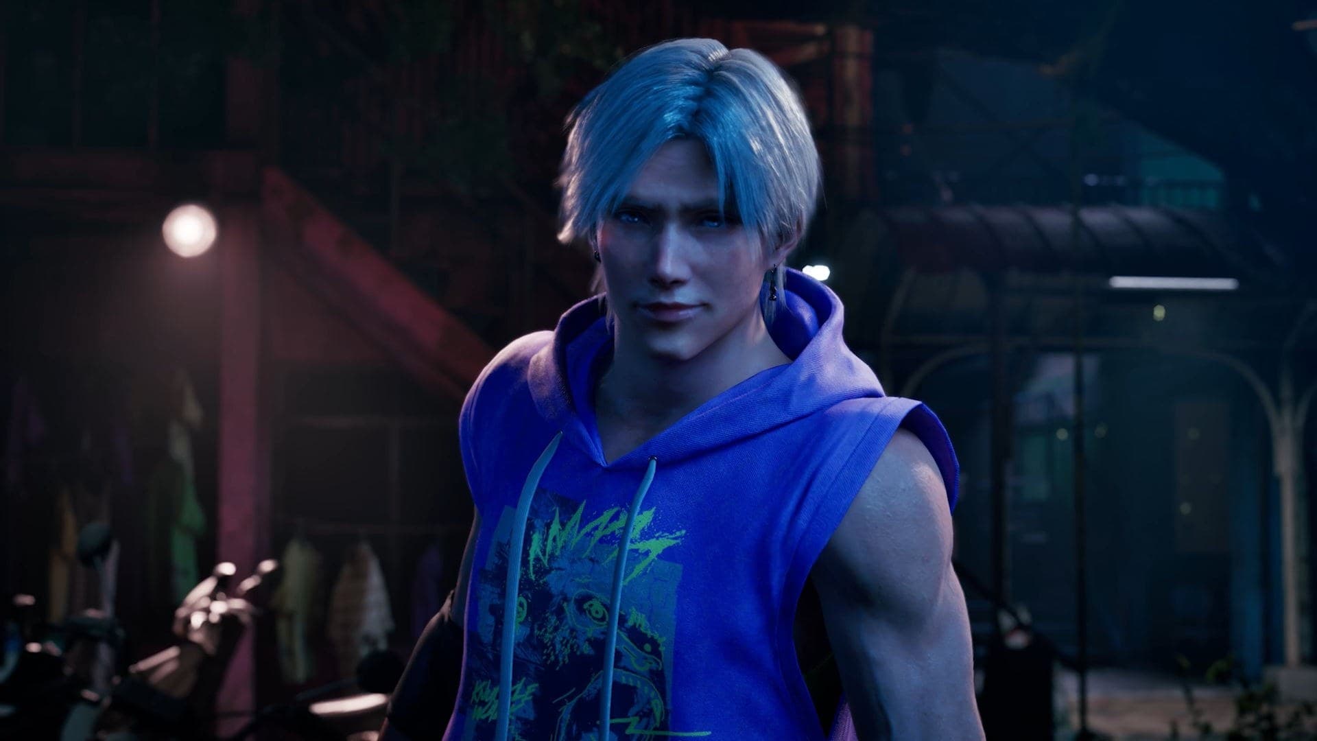 Lionel Rafale, de cabelo platinado e moletom azul sem mangas, sorri numa rua noturna de Vilasapara em Virtua Fighter Crossroads